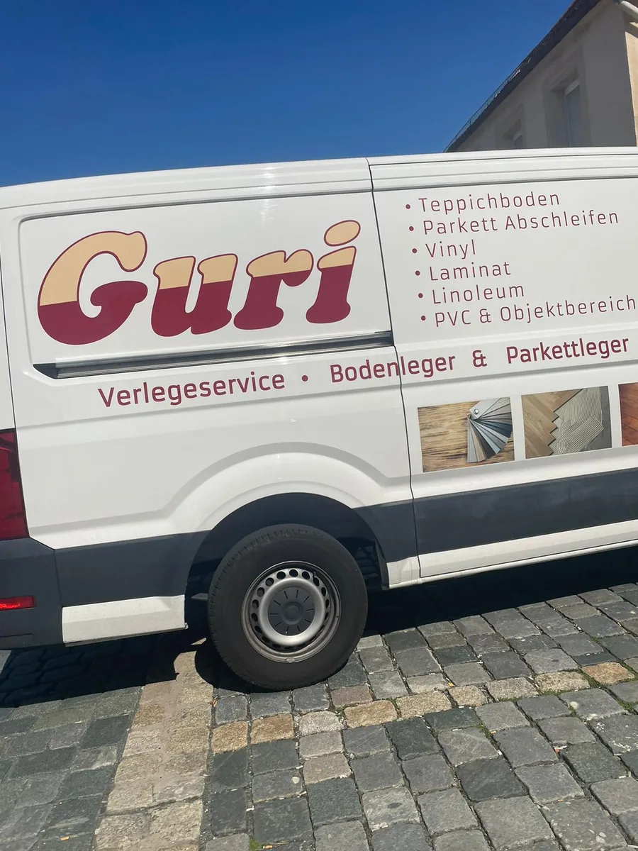 Firmenfahrzeug von Guri Verlegeservice mit Leistungsübersicht