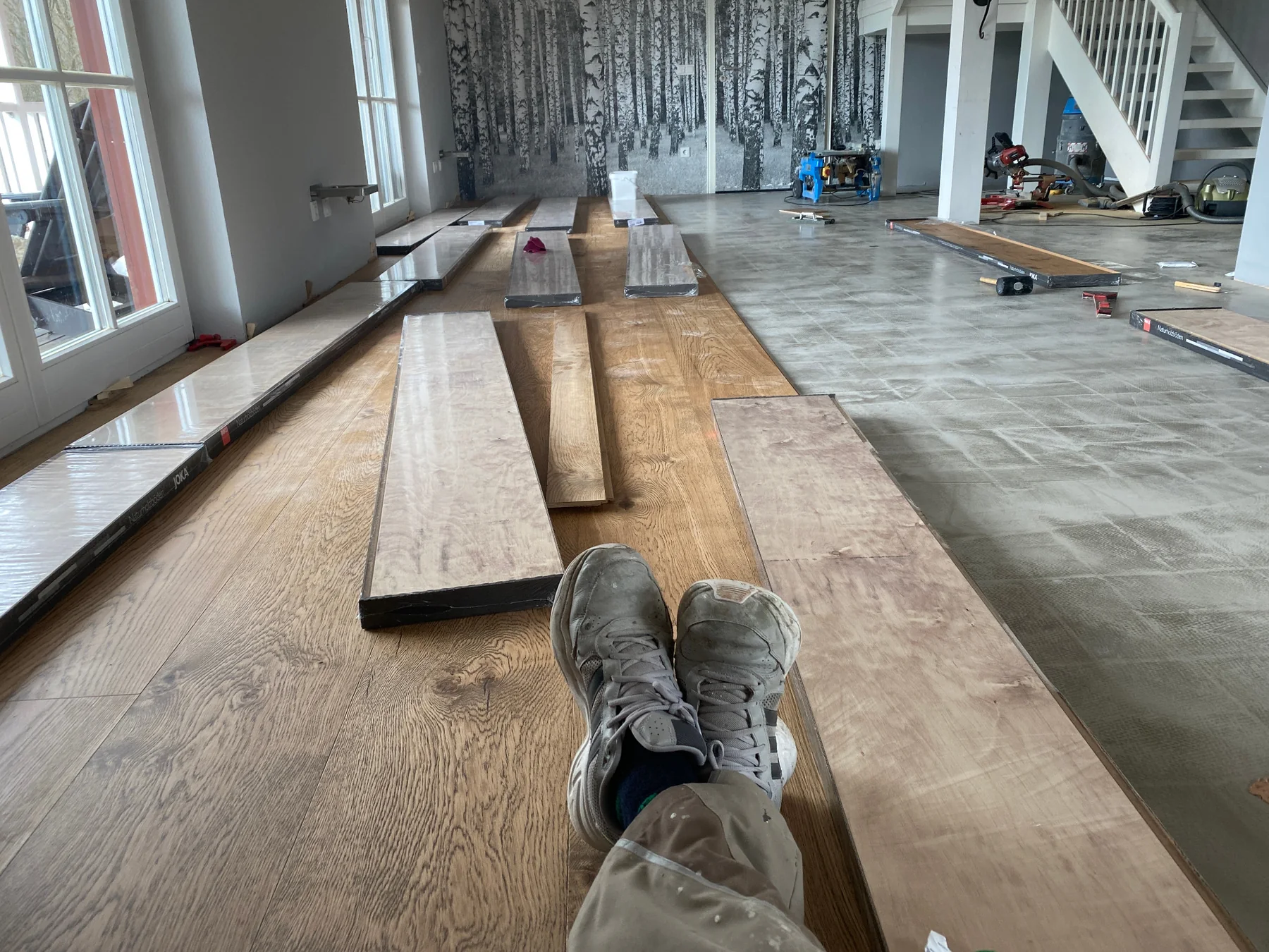 Verlegung eines hochwertigen Holzbodens in einem großzügigen Wohnraum