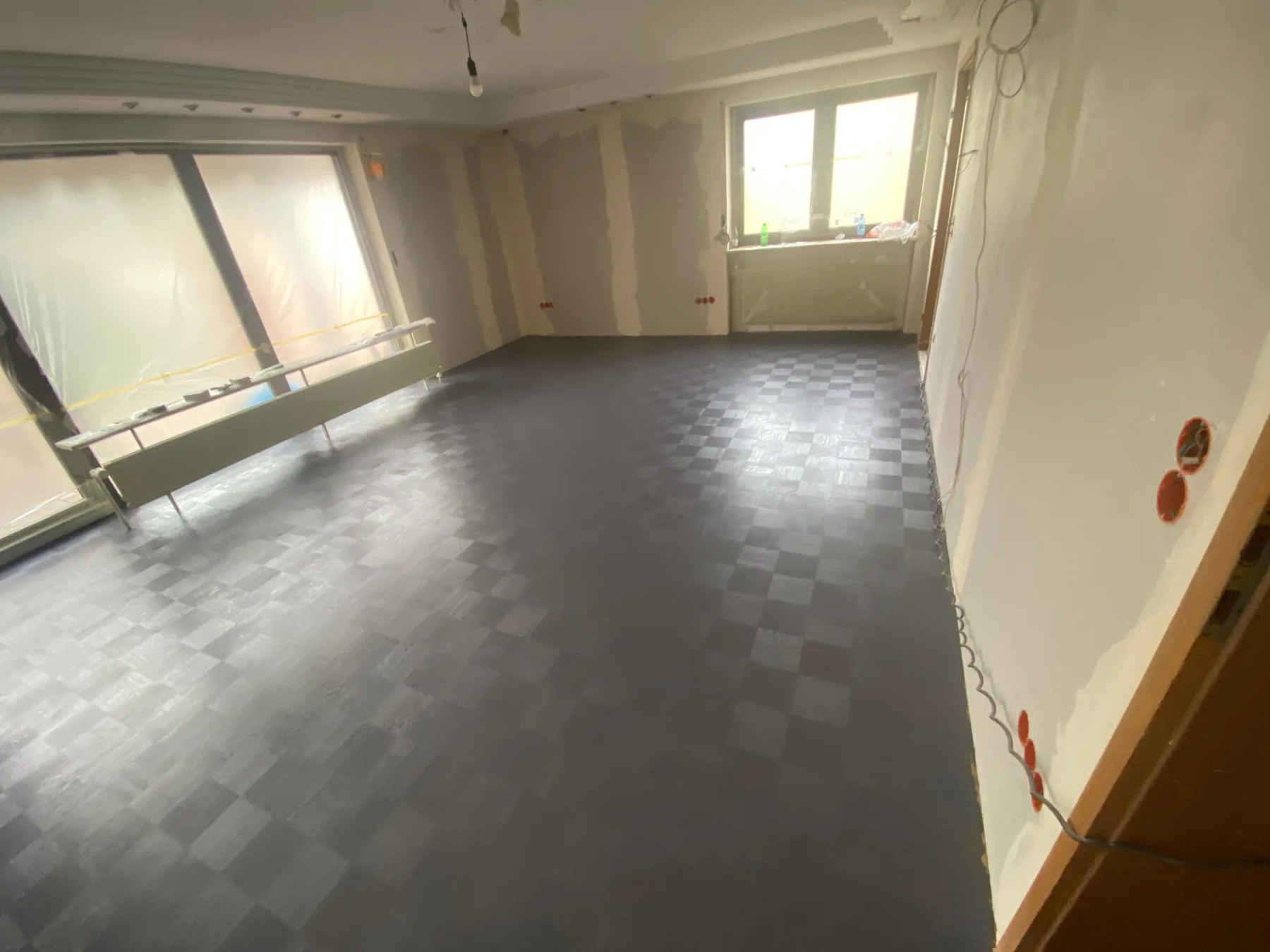 Mosaikparkett nach dem Schleifen und anthrazitfarbenen Ölen