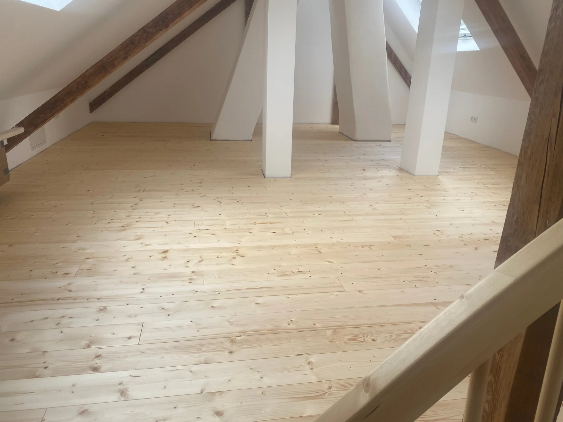 Heller Holzdielenboden in einem ausgebauten Dachgeschoss