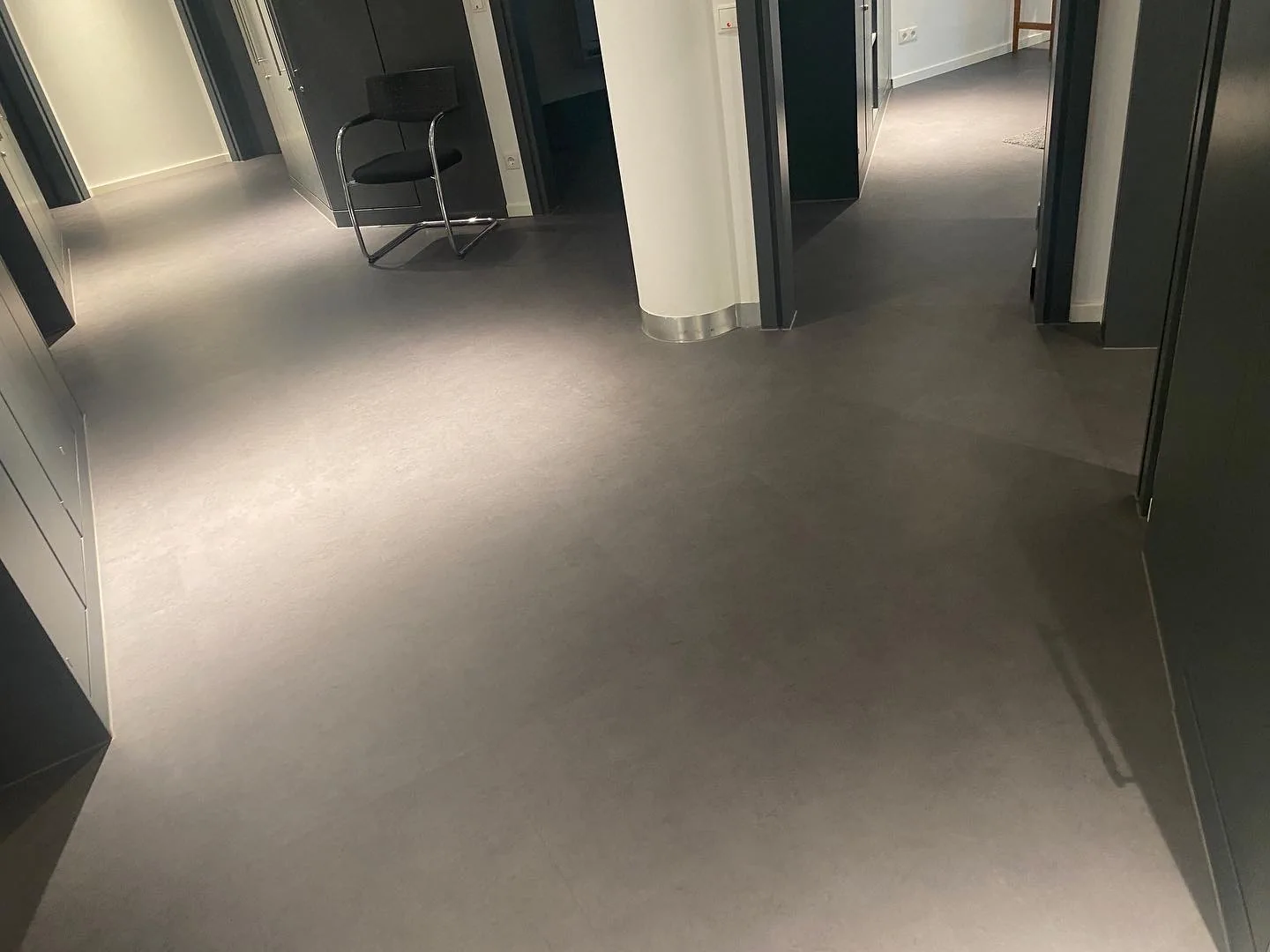 Linoleum- oder PVC-Boden in einem Innenbereich